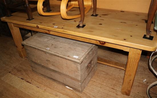 Pine refectory table(-)